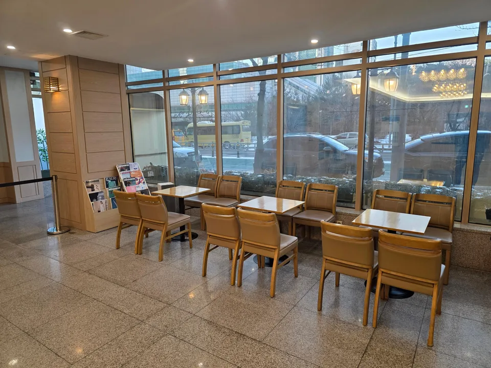 더연수장례식장 로비